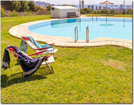 Piscina con vista su Benidorm